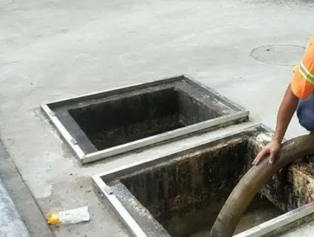 清水河化粪池清理