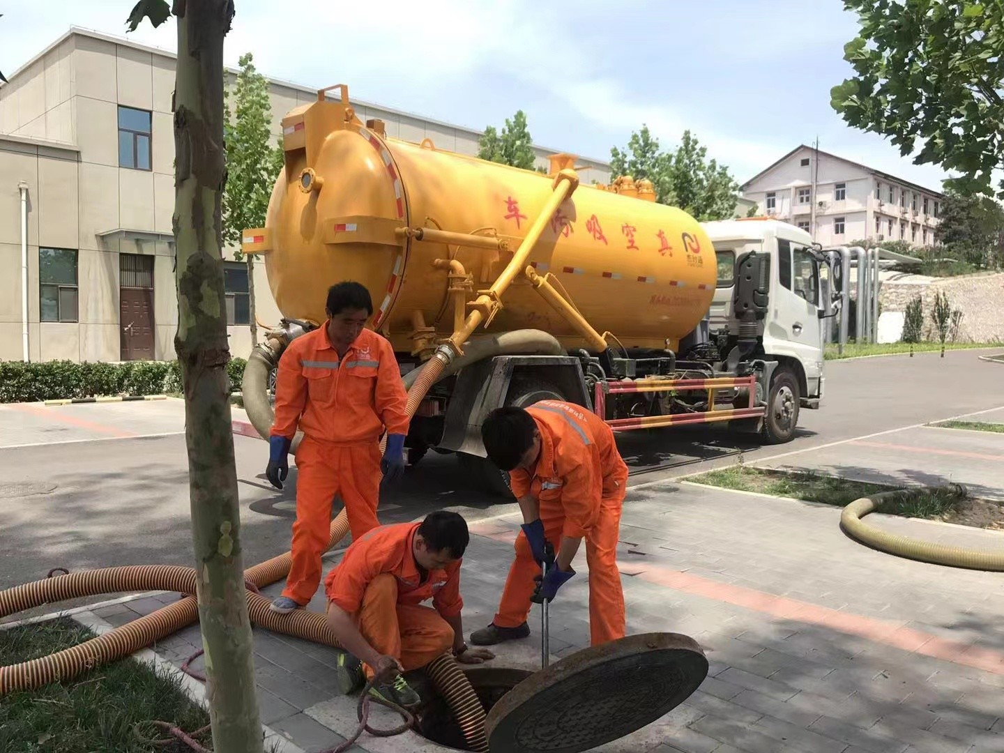 清水河管道疏通车停在窨井附近